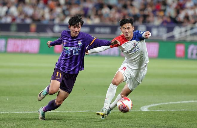 关于国家队新阵容亮相，年轻球员备受瞩目。的信息